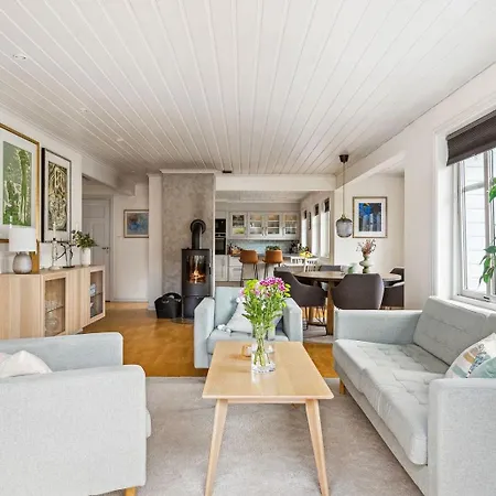 Sentral Enebolig Til Utleie Under Vm 2025 Holiday home *